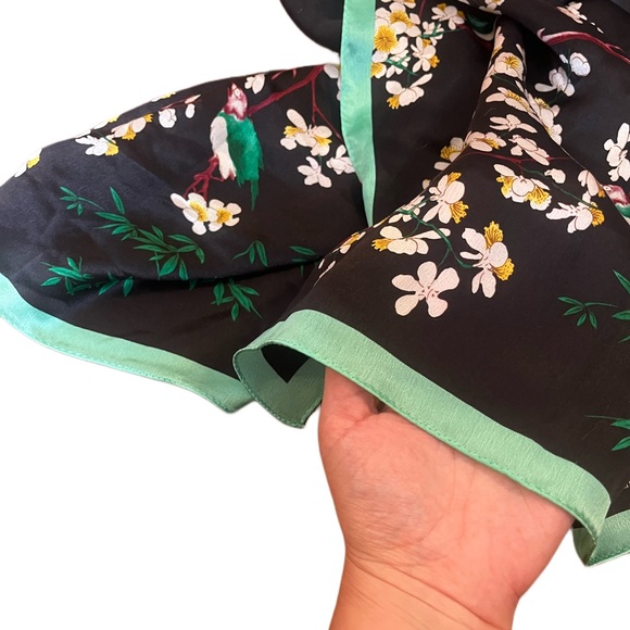 ❌SOLD❌ The Met Silk Scarf - Picture 6 of 6